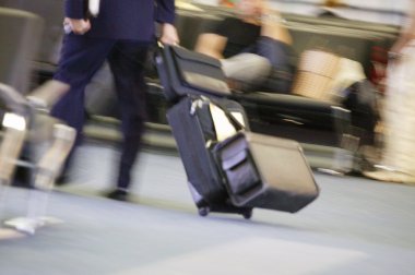 insanlar bir acele ile seyahat çantaları