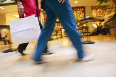 bir alışveriş merkezinde alışveriş