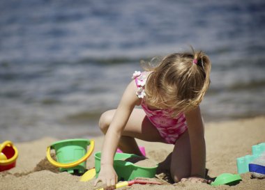 Kumda oynayan çocuk