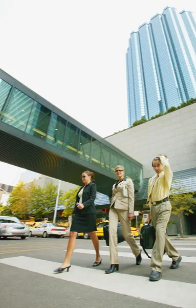 Empresarios cruzando la calle — Foto de Stock