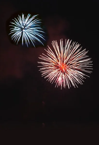 Fuegos artificiales rojos y azules — Foto de Stock