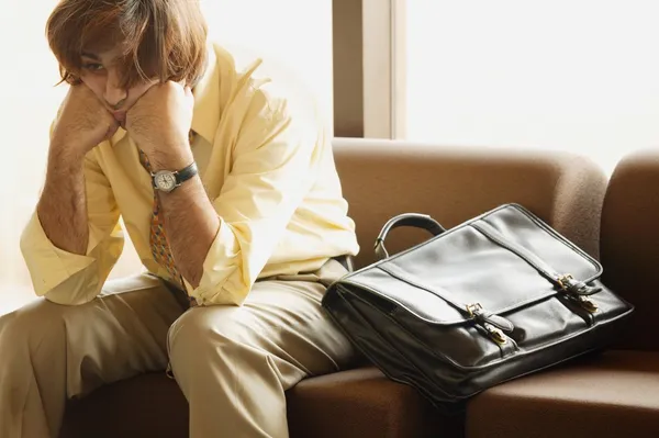 Uomo sonnecchiare in aeroporto — Foto Stock