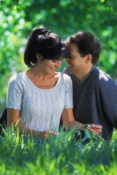 Couple In Park — Stock Photo, Image