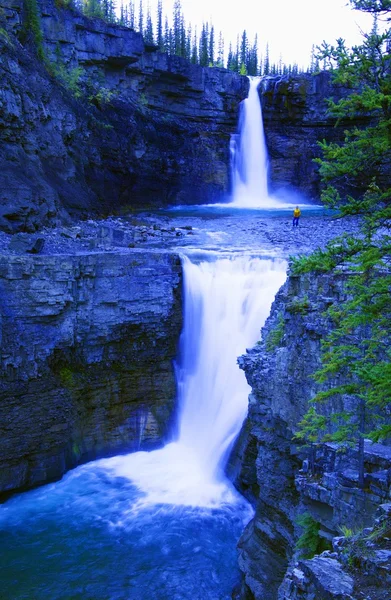 Cascada en las montañas —  Fotos de Stock