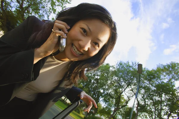 Mujer hablando por teléfono celular — Foto de Stock