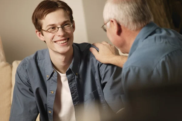 Två personer har en konversation — Stockfoto