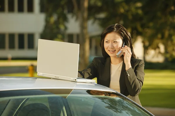 Femme d'affaires sur téléphone portable — Photo