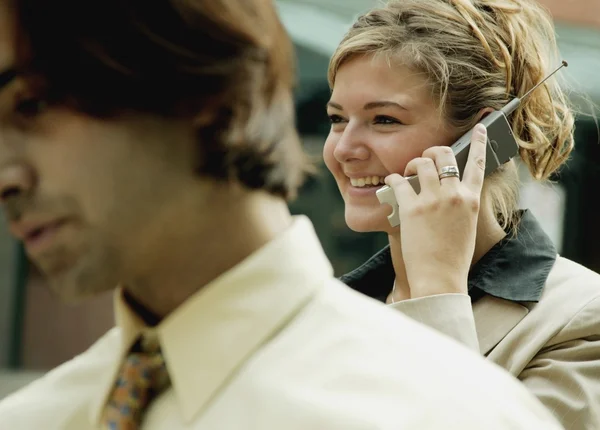 Femme sur téléphone portable — Photo