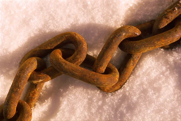Rusted Link Chain On Snow — Stock Photo, Image