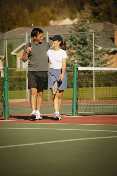 Paar auf Tennisplätzen — Stockfoto