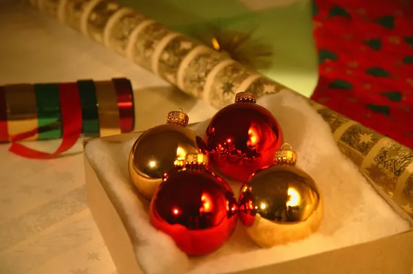 Decoraciones de Navidad y papel de envolver — Foto de Stock