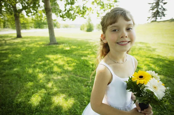 Liten flicka i en park — Stockfoto