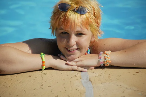 Fille dans une piscine — Photo