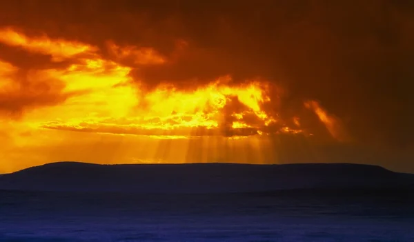 雲の切れ間から破壊光線 — ストック写真