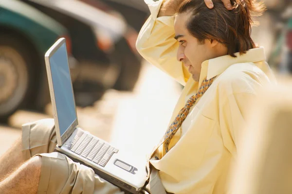 Affärsman med lap top dator — Stockfoto