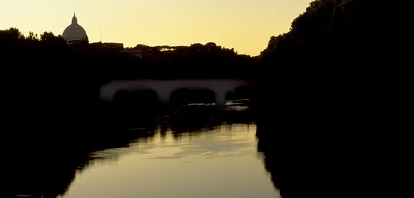 Río a través de Roma — Foto de Stock