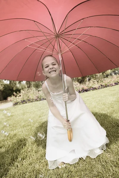 Mädchen mit Regenschirm — Stockfoto