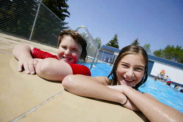 Flickor i poolen — Stockfoto