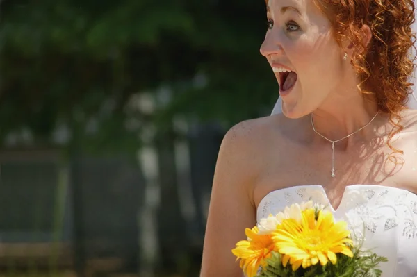 Bruid met gele bloemen — Stockfoto