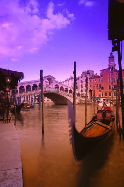 Brug bij zonsondergang op grand canal Venetië Italië — Stockfoto