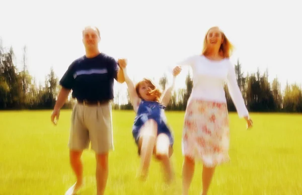 Los padres juegan con el niño — Foto de Stock