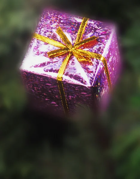 Rózsaszín doboz karácsonyfa díszítés — Stock Fotó