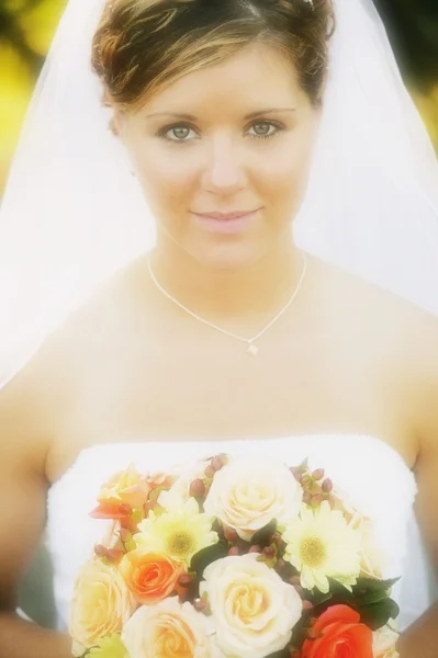 Novia con flores — Foto de Stock