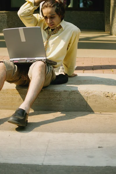 Zakenman met computer — Stockfoto