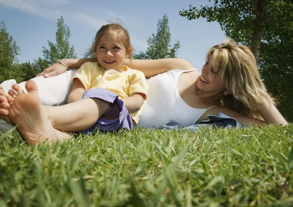 Madre e figlia posa su erba — Foto Stock