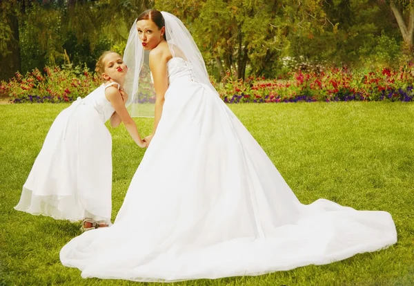 Bride And Flower Girl — Stock Photo, Image