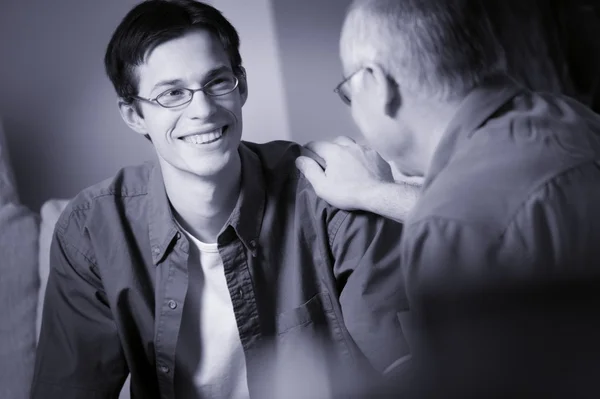 Dos personas teniendo una conversación — Foto de Stock