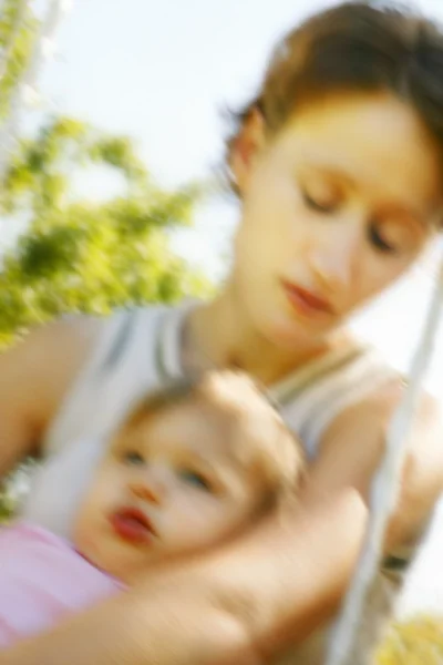 Anne ve çocuk bir salıncak üzerinde — Stok fotoğraf