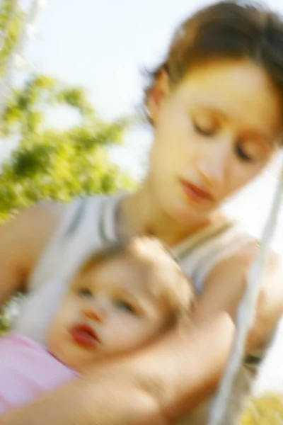 Mère et enfant sur une balançoire — Photo