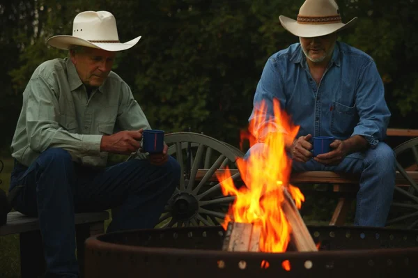 Dva muži sedí u ohně — Stock fotografie