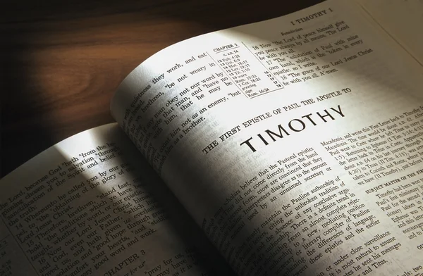 Αγία Γραφή ανοικτή στον πρώτο Τιμόθεο — Φωτογραφία Αρχείου
