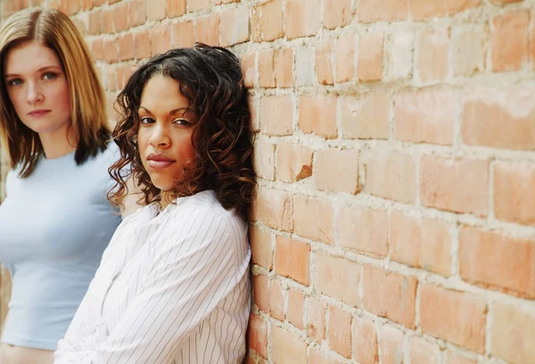 Dos mujeres esperando alrededor — Foto de Stock