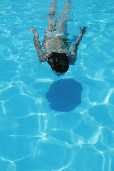 Donna nuota sott'acqua — Foto Stock