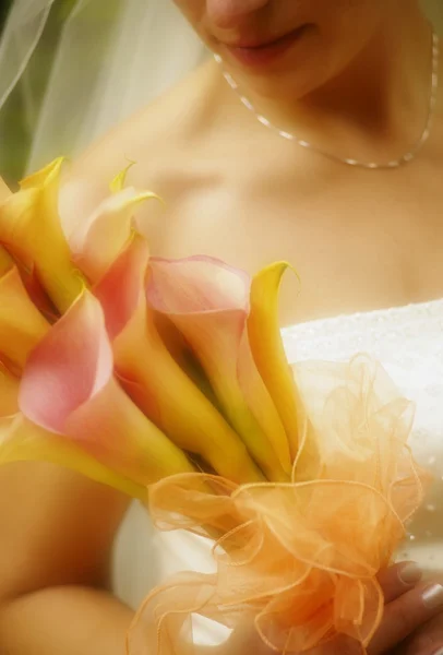 Közelről menyasszony a virágok portréja — Stock Fotó