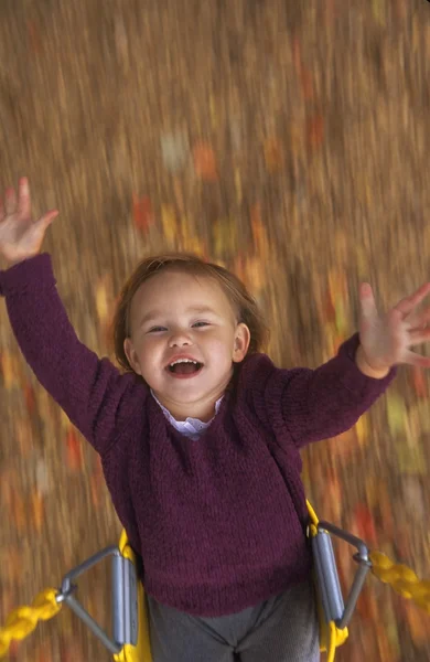 Petite fille sur swing — Photo