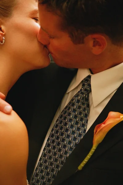 Пара делит поцелуй — стоковое фото
