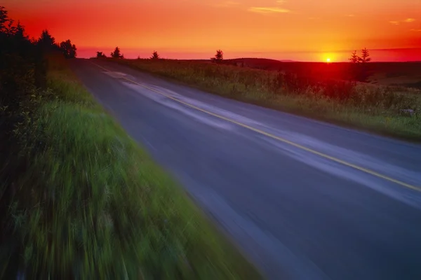 Movendo-se a velocidade para baixo Country Road — Fotografia de Stock