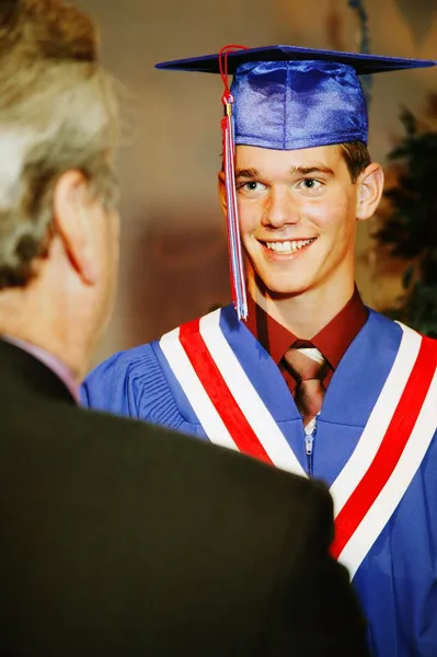 Absolvent erhält Diplom — Stockfoto