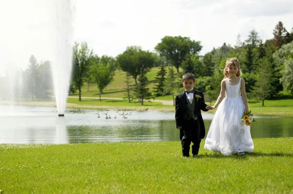 Anel Barer e menina flor — Fotografia de Stock