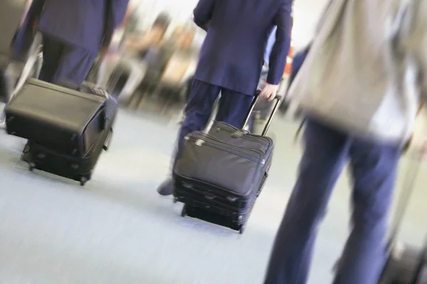 La gente en un apuro con bolsas de viaje — Foto de Stock