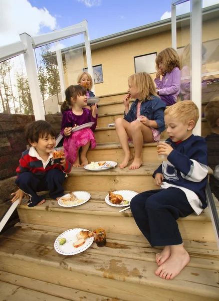 Bambini che mangiano cibo — Foto Stock