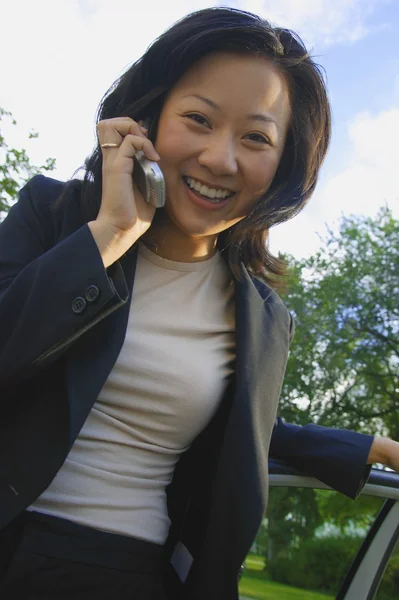 Vrouw heeft gesprek op mobiele telefoon — Stockfoto