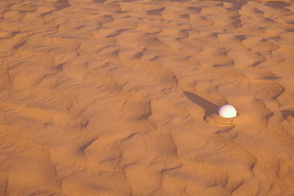 Pelota de golf perdido en una trampa de arena — Foto de Stock