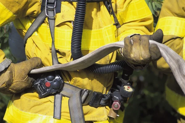 Brandweerman met lege slang — Stockfoto