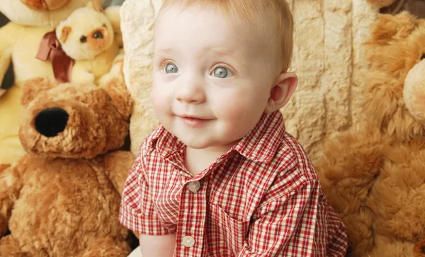 Lindo bebé con oso de peluche — Foto de Stock