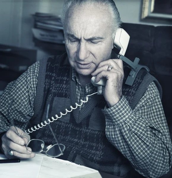 Homem fala ao telefone — Fotografia de Stock